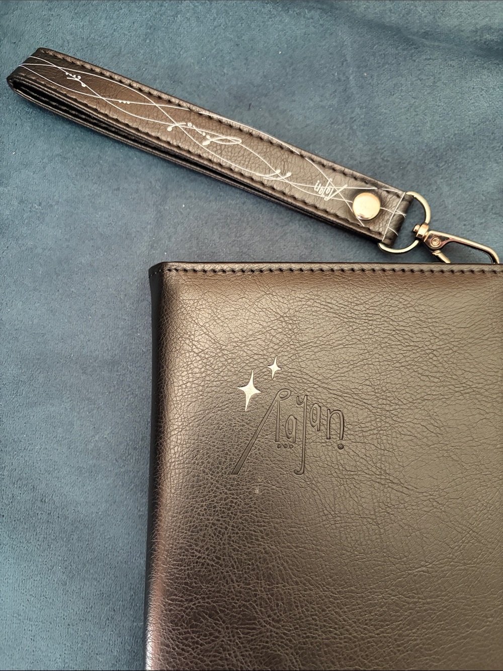 TNT RAyan Black Embossed Leather Passport Wallet with Signature Logo - Picture 3 of 10